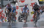Frank Schleck und Kim Kirchen Seite an Seite am Ziel der zweiten Etappe der Tour de Suisse 2008